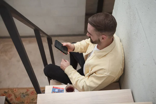 Akıllı Telefonuyla Mesajlaşan Merdivenlerde Oturan Bir Adamın Iyi Görüntüsü — Stok fotoğraf