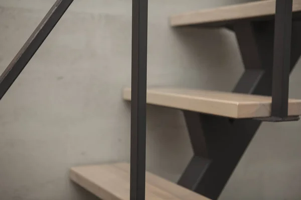 Kapalı Alandaki Modern Minimalist Ahşap Merdivenlerin Yakın Plan Çekimleri — Stok fotoğraf