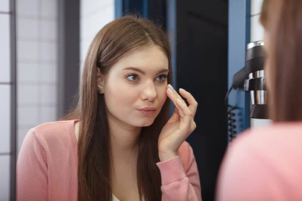 Close Van Een Mooie Vrouw Kijken Spiegel Badkamer — Stockfoto