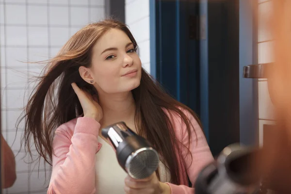 Feliz Hermosa Mujer Sonriendo Mamandosecándose Pelo Baño — Foto de Stock