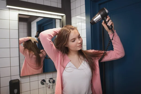 Charmante Jonge Vrouw Blazen Drogen Haar Haar Badkamer — Stockfoto
