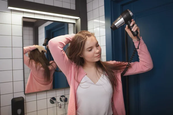 Encantadora Jovem Soprar Secando Cabelo Banheiro — Fotografia de Stock