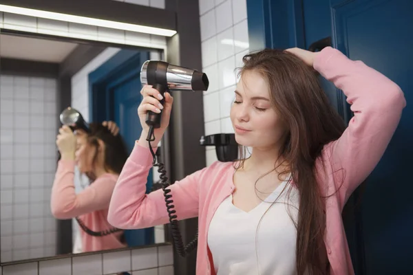 Mulher Alegre Atraente Sorrindo Enquanto Seca Cabelo Com Secador Cabelo — Fotografia de Stock