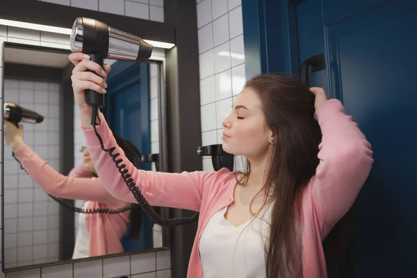 Linda Jovem Soprar Secando Seu Cabelo Banheiro Albergue — Fotografia de Stock