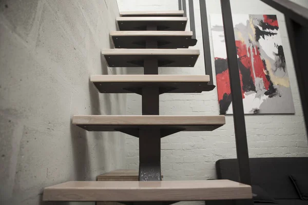 Minimalist Apartmandaki Modern Ahşap Merdivenlerin Alçak Açılı Çekimleri — Stok fotoğraf