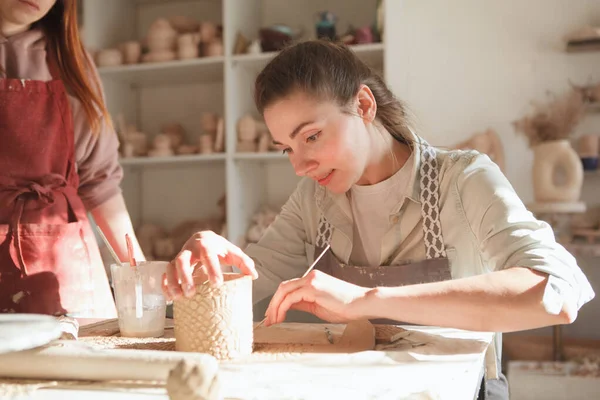 Beautiful Young Woman Making Coffee Mug Ceramics Class — Stock Photo, Image