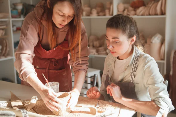 Experienced Potter Teaching Young Woman Wrking Clay — Stock Photo, Image