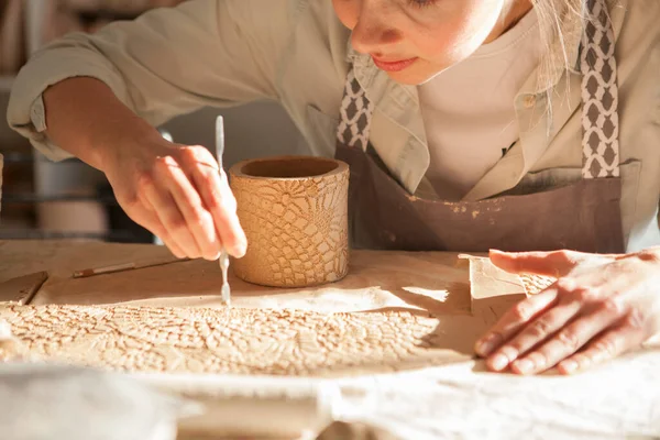 Cropped Close Woman Making Ceramic Coffee Mug Working Sunlight — Stock Photo, Image