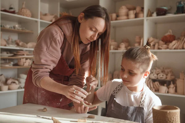 Female Potter Teaching Art Workshop Young Boy — Stock Photo, Image