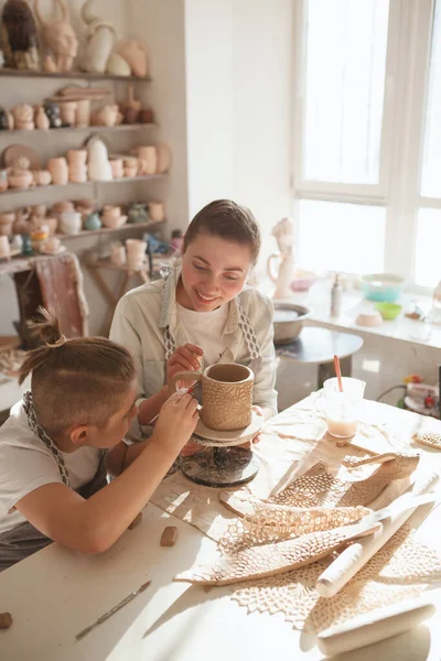 Vertical Shot Happy Woman Enjoying Learning Pottery Her Young Son — Stock Photo, Image