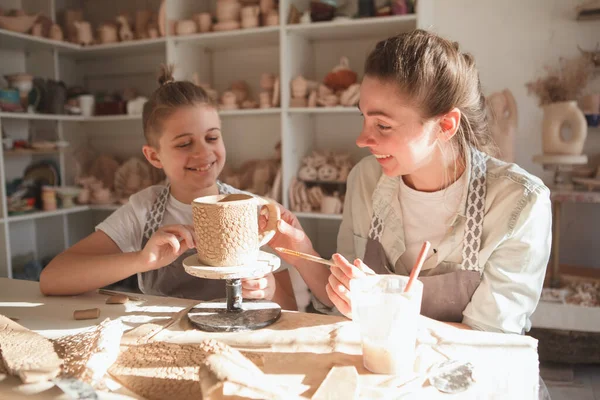 Young Boy Laughing His Mom While Making Tableware Together Pottery — Stock Photo, Image