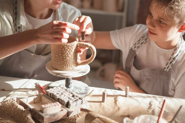 Cortado Tiro Una Mamá Hijo Decorando Taza Cerámica Hecha Mano —  Fotos de Stock