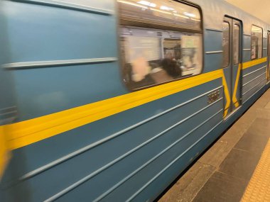 Hızlı giden mavi bir metronun bulanık görüntüsü.