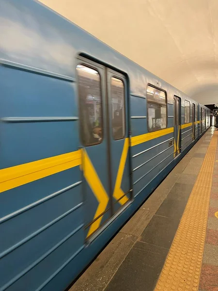Tiro Vertical Metro Azul Estação — Fotografia de Stock