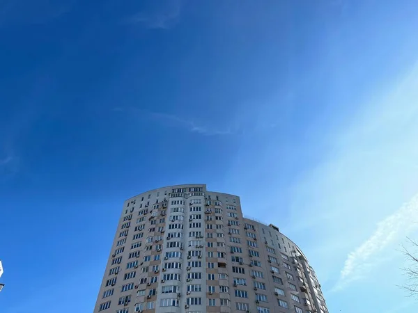 Bajo Ángulo Recortado Tiro Edificio Apartamentos Alto Bajo Cielo Azul — Foto de Stock