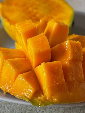 Lezzetli mangoların dikey yakın çekimleri küp küp kesilmiş.