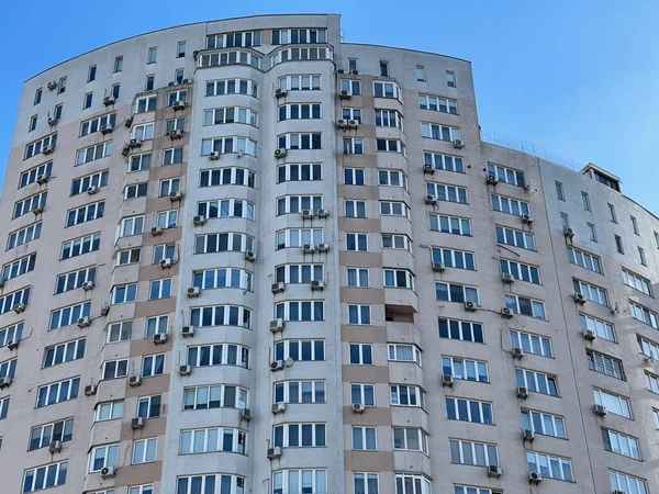 公寓许多窗户的垂直截图公寓大楼窗户的截图 — 图库照片