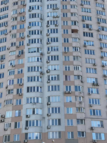 Tiro Recortado Vertical Muitas Janelas Apartamento Tiro Recortado Janelas Edifício — Fotografia de Stock