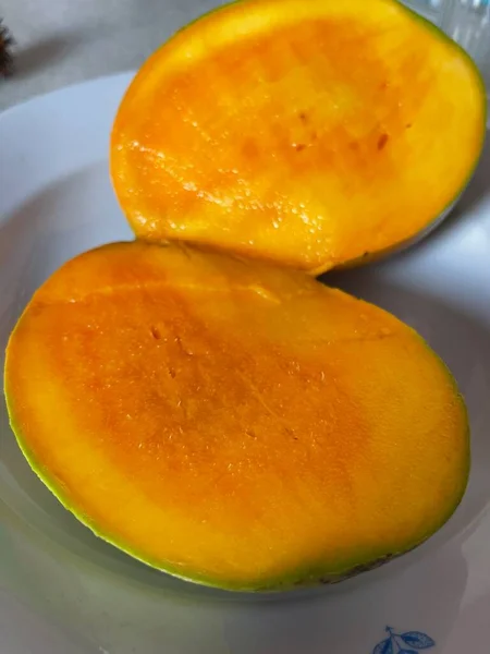 Vertikale Nahaufnahme Einer Saftigen Köstlichen Mango Frucht Hälften Geschnitten — Stockfoto