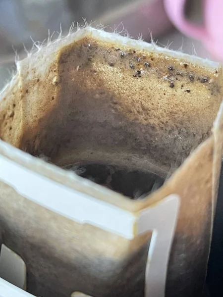 Close Van Druppelkoffie Zak Gevuld Met Warm Water Pourover Koffie — Stockfoto