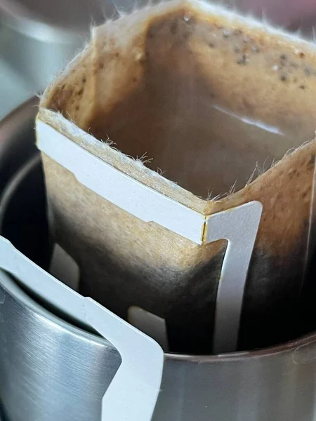 金属製のマグカップにドリップコーヒーバッグの垂直クロップアップ — ストック写真
