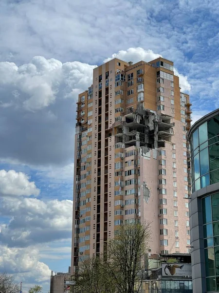 一个城市在战争期间被火箭袭击而受损的公寓楼的垂直射击 — 图库照片