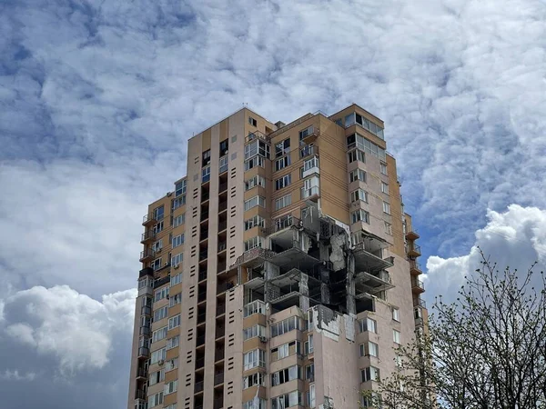 因战争轰炸该国公寓楼而被毁的低角度射击 — 图库照片