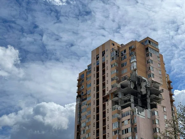 Edificio Residencial Dañado Después Del Ataque Con Misiles Cohete Durante — Foto de Stock