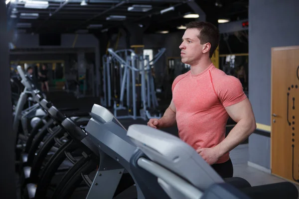 Muskelkräftiger Mann Läuft Fitnessstudio Auf Einem Laufband — Stockfoto