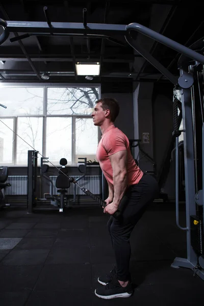 Tiro Longitud Completa Deportista Haciendo Ejercicio Músculos Espalda Máquina Gimnasio —  Fotos de Stock