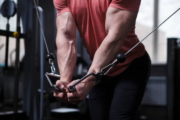 Cultivado Close Braços Musculares Fisiculturista Exercitando Cabo Crossover Ginásio Máquina — Fotografia de Stock