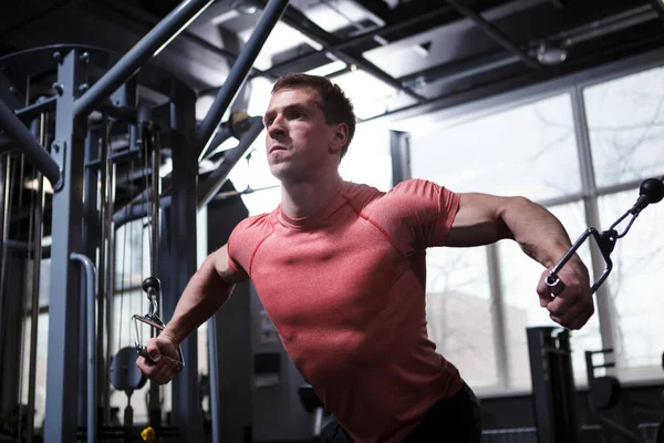 Flachbild Eines Fokussierten Sportlers Beim Crossover Gym Workout — Stockfoto