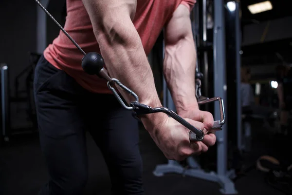 Braços Musculares Com Veias Perto Fisiculturista Exercitando Cabo Crossover Ginásio — Fotografia de Stock