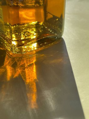 Dikey olarak aydınlık ve güneşin gölgeleri viskiyle parlıyor.