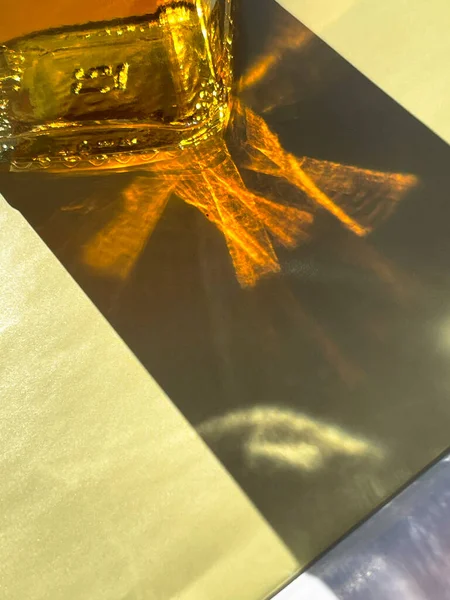 Vertical Cropped Shot Sunrays Beaming Bottle Yellow Liquid Making Beautiful —  Fotos de Stock