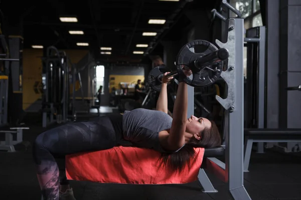 Female Bodybuilder Doing Bench Press Exercise Gym — Foto de Stock