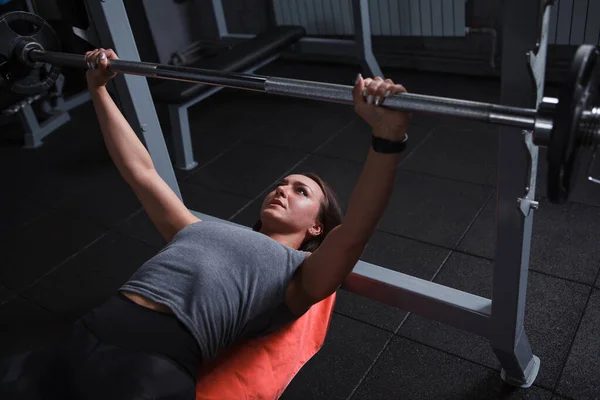 Attractive Female Athlete Doing Bench Press Gym — Foto de Stock