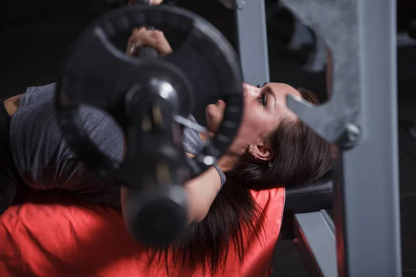 Focused Female Athlete Doing Barbell Bench Press Gym — Foto de Stock