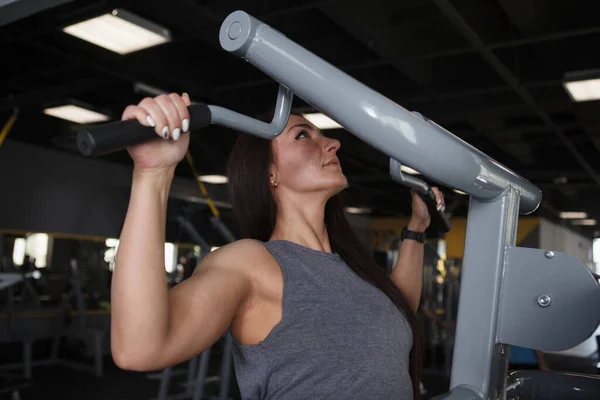 Fitness Woman Doing Pullups Gym — Foto de Stock