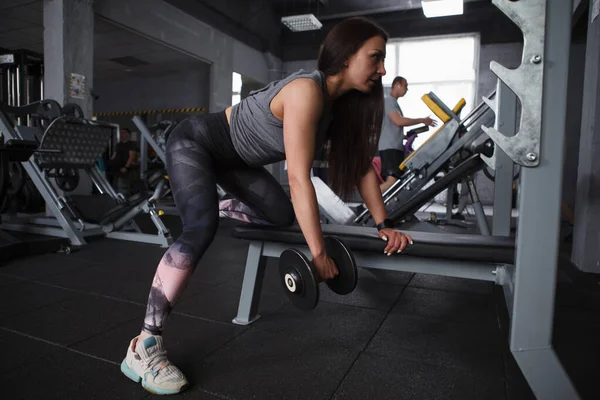 Full Length Shot Female Bodybuilder Exercising Weights Doing Dumbbell Row — Foto de Stock