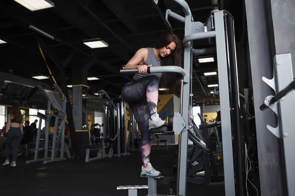 Full Length Shot Sportswoman Doing Stepping Buttocks Exercise Gym Machine — ストック写真