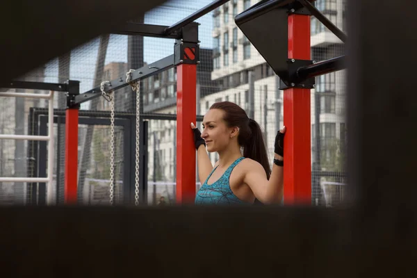 Gelukkige Gezonde Fitness Vrouw Glimlachend Rusten Tijdens Haar Straattraining Speelplaats — Stockfoto
