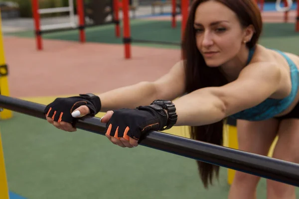 Επιλεκτική Εστίαση Στα Χέρια Μιας Αθλήτριας Που Φοράει Γάντια Γυμναστικής — Φωτογραφία Αρχείου