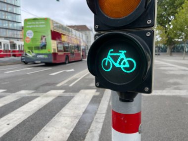 Şehir kavşağında yeşil parlayan bisiklet trafik tabelası