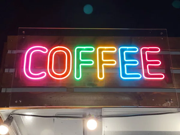 Zbliżenie Wielobarwny Neon Znak Świecący Kawiarni — Zdjęcie stockowe