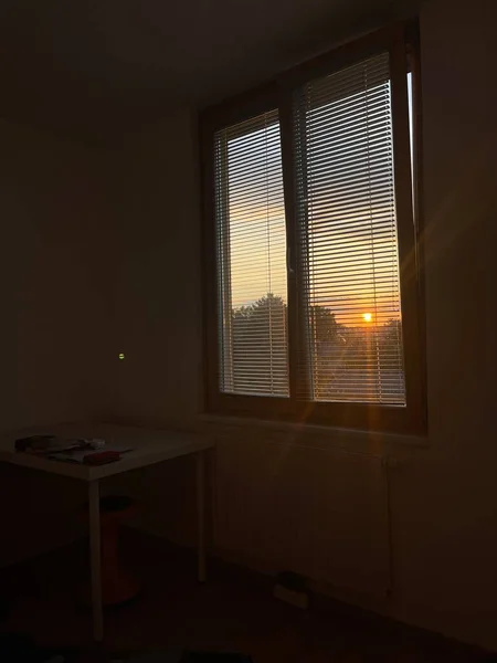 Pionowe Ujęcie Okna Zasłonami Wschodzie Słońca — Zdjęcie stockowe