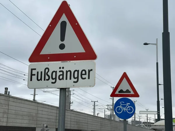 Señal Tráfico Signo Exclamación Carretera Europa — Foto de Stock