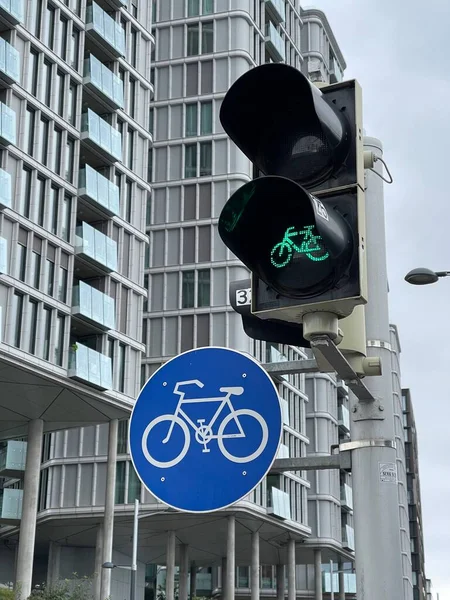 Señal Carril Bici Cerca Semáforos Verde Brillante Para Ciclistas — Foto de Stock
