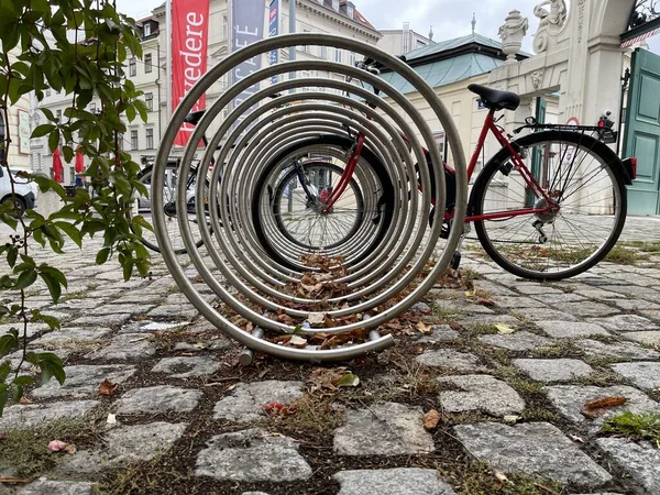 Portabicicletas Espiral Con Una Bicicleta Estacionada Ciudad —  Fotos de Stock