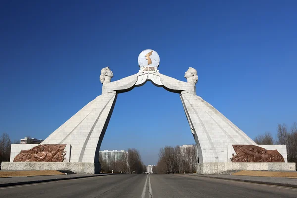 Il monumento della riunificazione a Pyongyang — Foto Stock